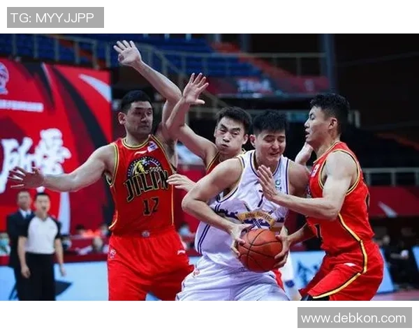 武汉篮球队以60分领跑总决赛积分榜展现强劲实力